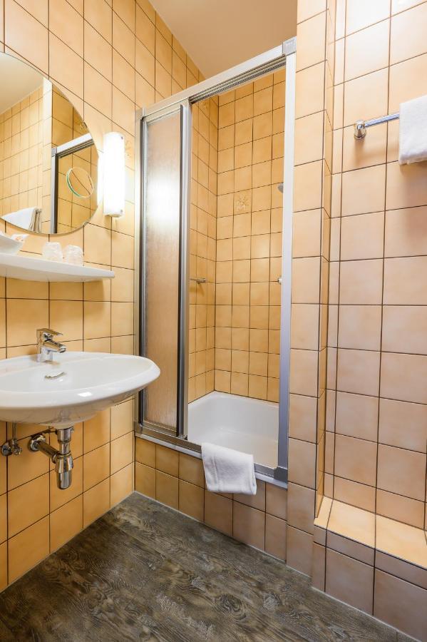 Hotel Kaspar Garni Зигбург Екстериор снимка